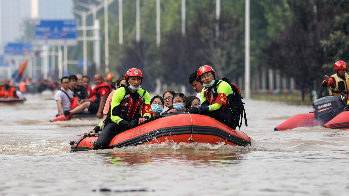 “millennium-floods”:-floods-kill-more-than-300-in-central-china,-toll-tripled