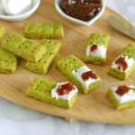 herb-crackers-with-goat-cheese-and-jam-–-recipe-for-an-appetizer-of-sweet-and-savory-contrasts