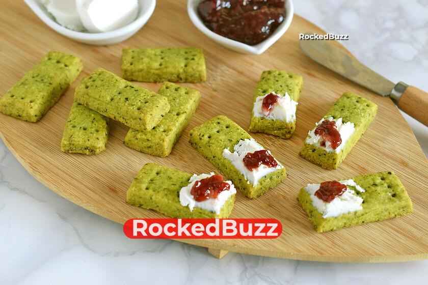 herb-crackers-with-goat-cheese-and-jam-–-recipe-for-an-appetizer-of-sweet-and-savory-contrasts