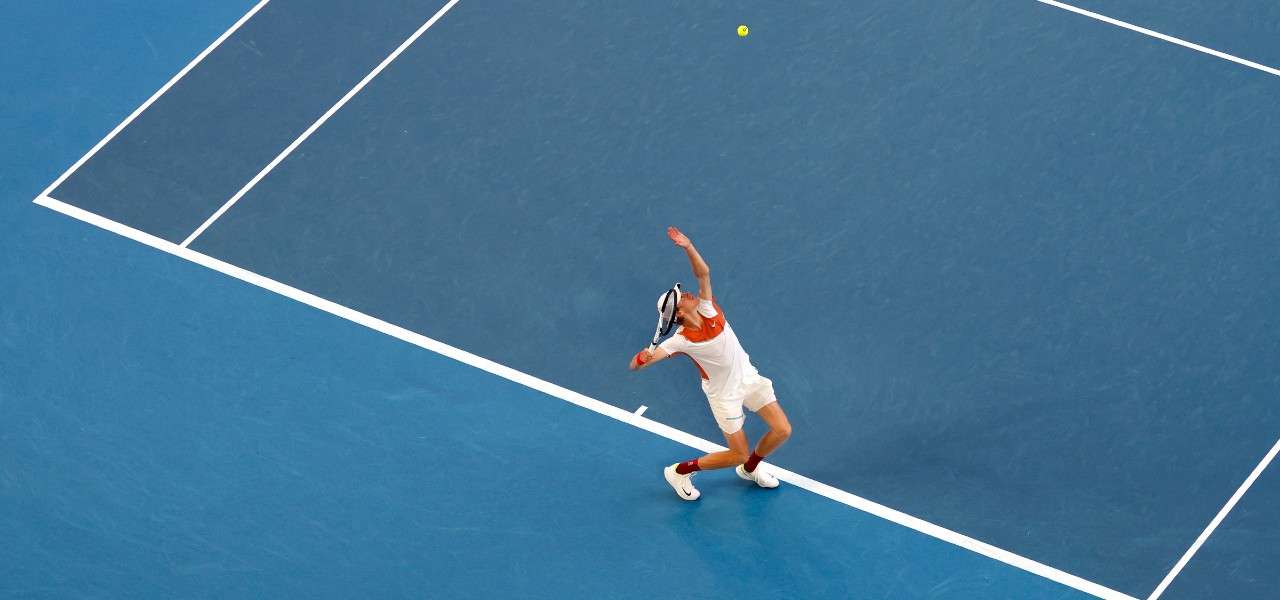 Jannik Sinner servizio Australian Open lapresse 2022