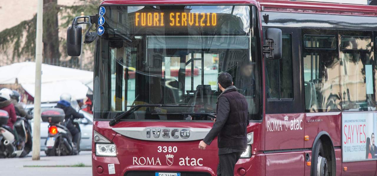 sciopero atac bus roma trasporti mezzi lapresse 2021
