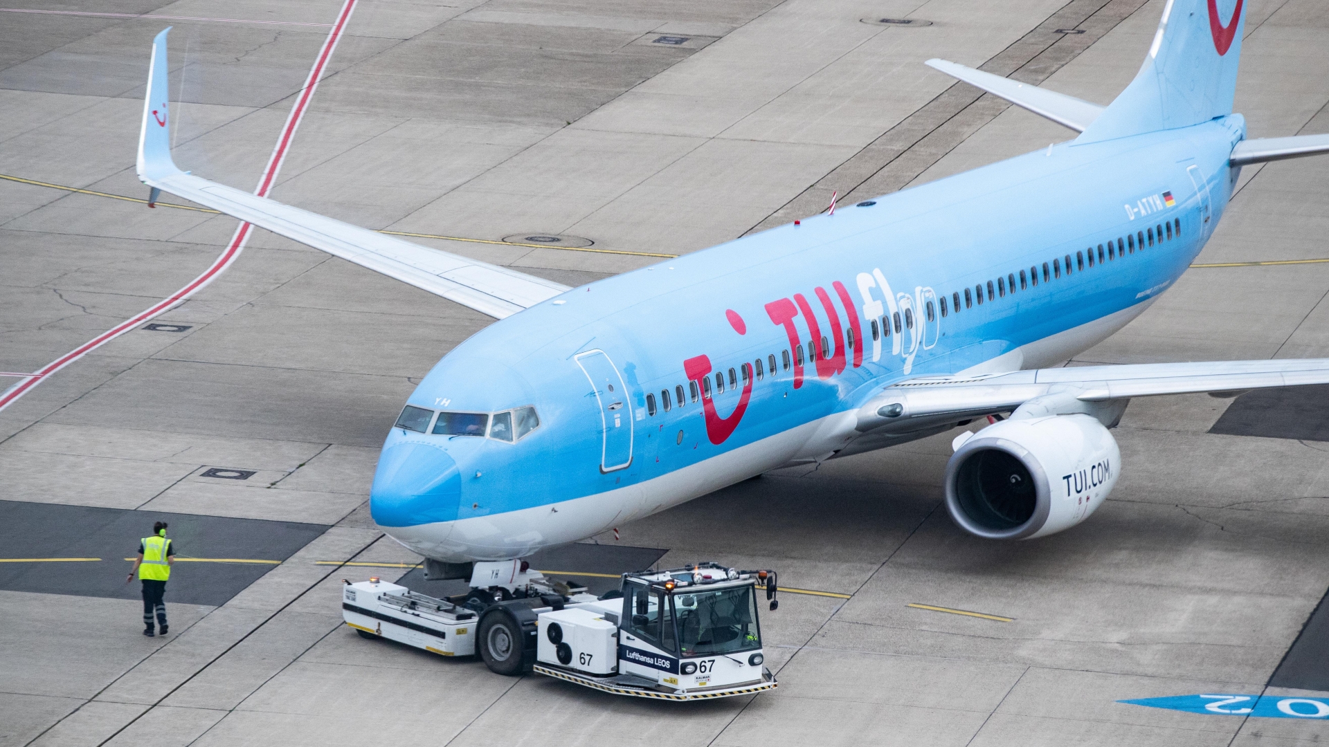 a tui aircraft pushed parking position apron d sseldorf