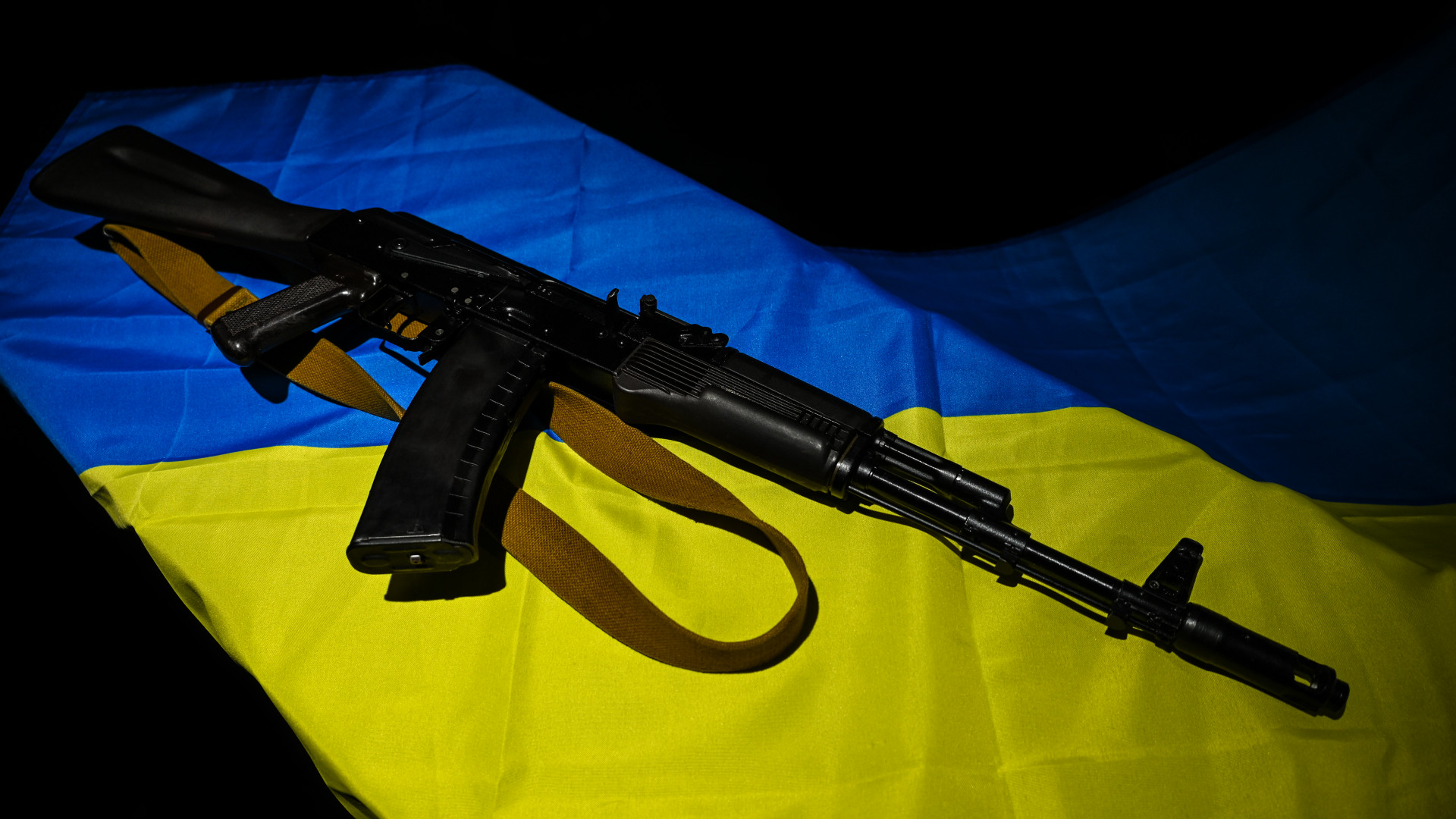 orosz ukran haboru konfliktus katona fegyver kalasnyikov zaszlo stock 523177