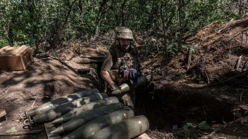 ukran katona pakolja a kulcsfontossagu 155mm es tuzersegi loszereket 640417